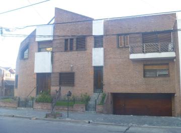Casa · 238m² · 4 Ambientes · Casa Chalet en Venta Ubicado en Avellaneda, G. B. a. Zona Sur