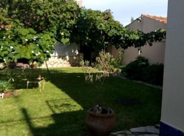 Casa · 305m² · 4 Dormitorios · 3 Cocheras · Casa - Lomas de Zamora