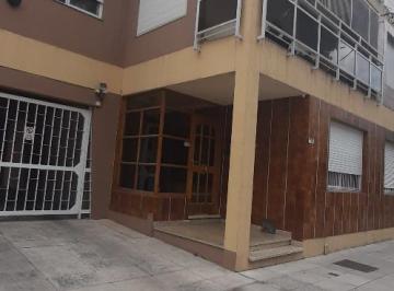 Departamento de 2 ambientes, Lomas de Zamora · Amplio 2 Amb. con Cochera y Balcon a 3 Cuadras de Estación