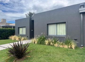 Casa · 250m² · 4 Ambientes · 2 Cocheras · Casa de 2 Dorm. en Venta Fisherton Pileta Hostal del Sol Palos Verdes
