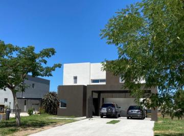 Casa de 5 ambientes, Escobar · Casa con Piscina en Barrio Cerrado, canton