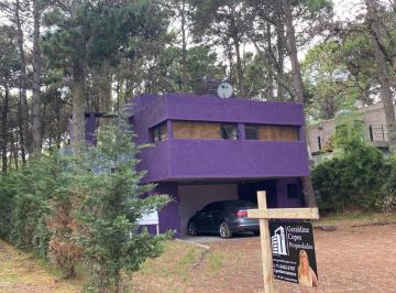 Frente con espacio para 2 vehiculos · Hermosa Casa en La Reserva Costa del Este