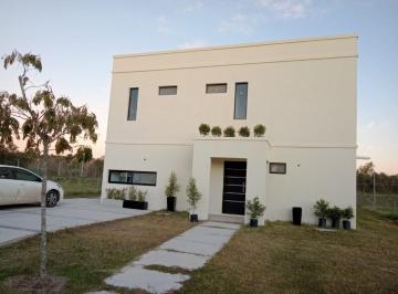 Casa · 176m² · 4 Ambientes · 4 Cocheras · Casa Moderna en Acacias Puertos con Financiación