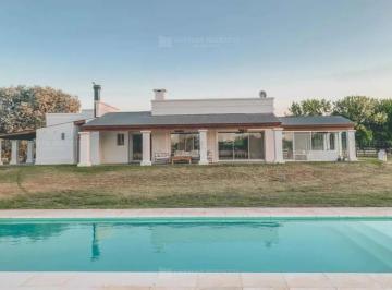 Quinta vacacional · 300m² · 4 Ambientes · 3 Cocheras · Casa Quinta en Alq. Temporario Ubicado en Luján, G. B. a. Zona Oeste
