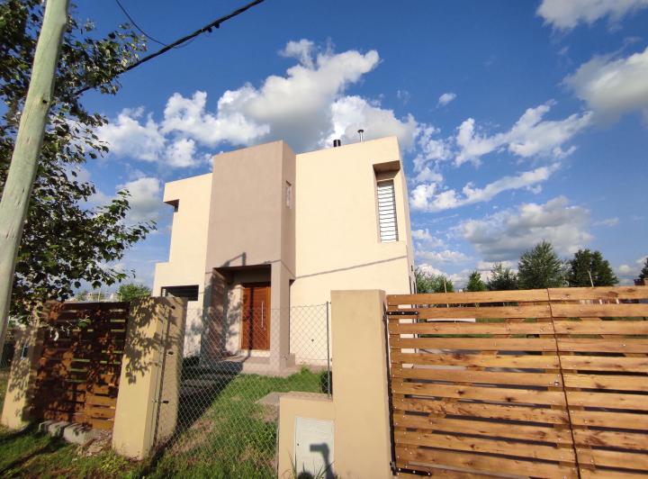 Casa · 90m² · 3 Ambientes · 2 Cocheras