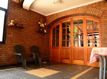 Casa · 373m² · 4 Ambientes · 1 Cochera · Impresionante Propiedad en Venta - Boneo 4600