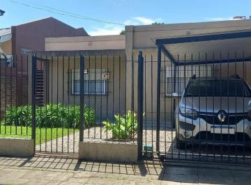 Casa de 5 ambientes, Esteban Echeverría · Impecable Casa en Zona Residencial de Monte Grande! 3 Dorm. y Jardin!