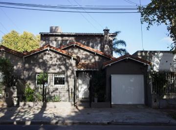 Casa de 4 ambientes, Lomas de Zamora · Muy Lindo Chalet 3 Dorm. con Cochera Reciclado a Nuevo en Temperley!