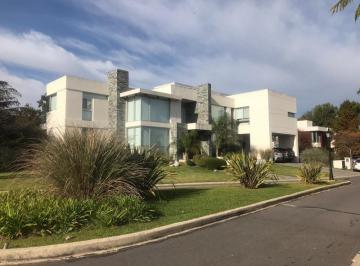 Casa · 590m² · 7 Ambientes · 2 Cocheras · Venta Casa Exclusivo Barrio Privado Adrogue Chico