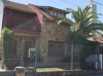Casa · 210m² · 5 Ambientes · 5 Cocheras · Casa - Temperley Este