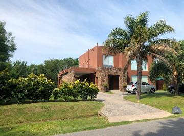 Casa · 200m² · 4 Ambientes · 8 Cocheras · Casa en Venta: Altos del Sol: 1345 m² y 290 m² Const.