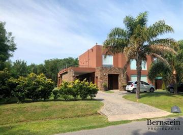 Casa · 200m² · 4 Ambientes · 8 Cocheras · Casa en Venta: Altos del Sol: 1345 m² y 290 m² Const.