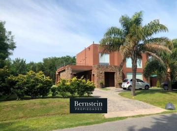 Casa · 200m² · 4 Ambientes · 8 Cocheras · Casa en Venta: Altos del Sol: 1345 m² y 290 m² Const.