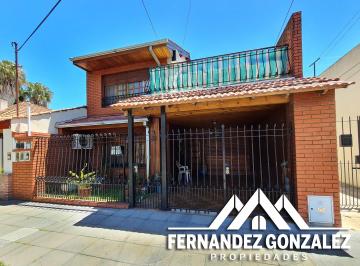 PH de 3 ambientes, Lomas de Zamora · Chalet de Categoría Al Frente en 2 Plantas, de 5 Amb. con Entrada de Auto