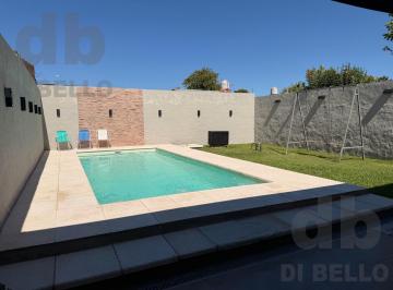 Casa · 197m² · 3 Dormitorios · 1 Cochera · Importante Propiedad de 3 Dorm. con Local y Garaje