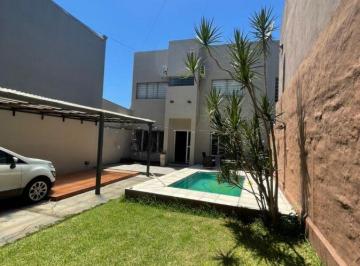 Casa de 6 ambientes, Lomas de Zamora · Casa 6 Amb. C/ Jardín, Pileta, Parrilla y 5 Dorm. - Vélez Sársfield 578