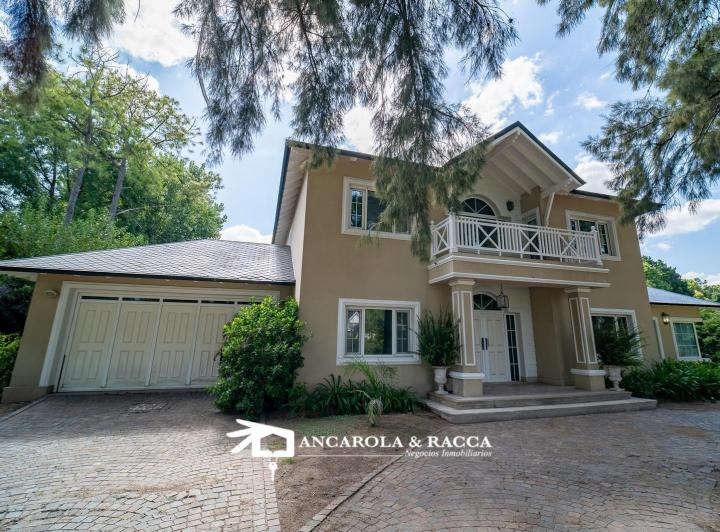 Casa · 590m² · 6 Dormitorios · 1 Cochera