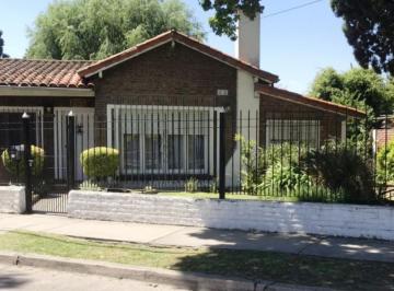 Casa · 140m² · 3 Ambientes · 1 Cochera · Casa en Venta en Adrogue 3 Ambientes con Pileta