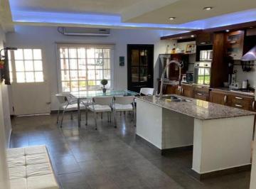 Casa · 175m² · 5 Ambientes · 2 Cocheras · Casa de Categoría de 5 Ambientes con Pileta Climatizada