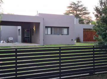 Casa · 190m² · 4 Ambientes · 6 Cocheras · B° La Herradura (Zona Central) Muy Linda Casa