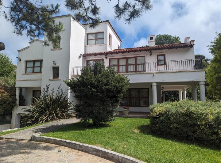 Casa · 1106m² · 9 Ambientes · 1 Cochera