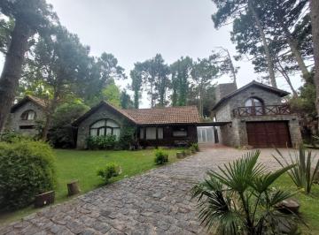 Casa · 234m² · 6 Ambientes · 2 Cocheras · Carilo Cod 627 Tempoada 2026 Disponible