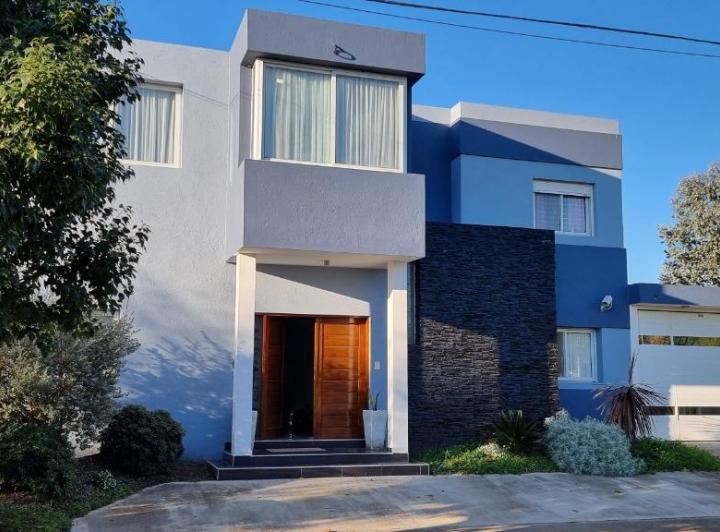 Casa · 530m² · 10 Ambientes · 3 Cocheras