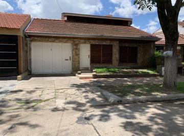 Casa de 6 ambientes, Esteban Echeverría · Chalet en Hermoso Barrio Residencial. Monte Grande