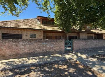 Casa · 250m² · 4 Ambientes · 1 Cochera · Chalet en Venta en R. Calzada