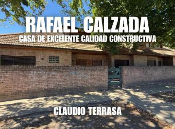 Casa · 250m² · 4 Ambientes · 1 Cochera · Chalet en Venta en R. Calzada
