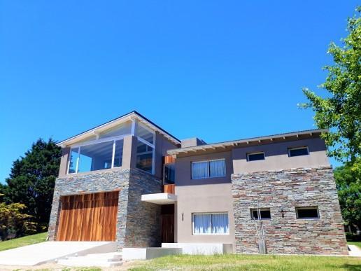 Casa · 300m² · 6 Ambientes · 2 Cocheras