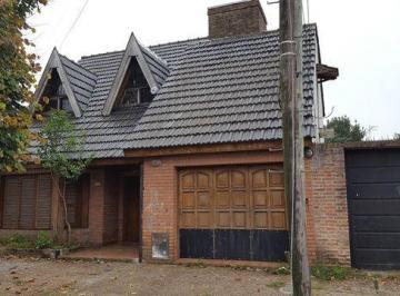 Casa de 5 ambientes, Esteban Echeverría · Chalet de Categoría a Reciclar