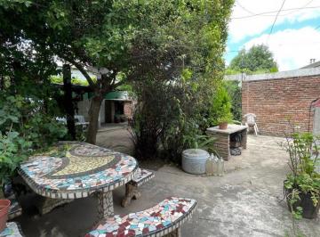 Casa · 110m² · 4 Ambientes · 1 Cochera · Gran Casa 4amb. con Garage y Fondo Libre!