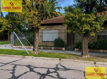 Casa · 120m² · 4 Ambientes · 1 Cochera · Chalet - Monte Grande - 2 Dorm. - Terreno Libre - Vende - Apto Credito