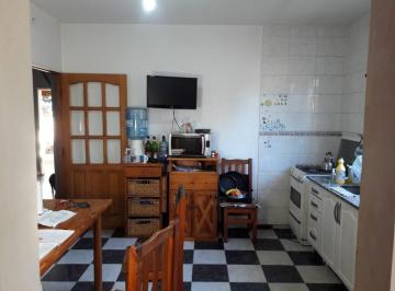 Casa de 5 ambientes, Florencio Varela · Venta Casa Nueva con 4 Habitaciones, Fondo y Pileta en El Cruce de Varela.