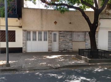 Frente · Montevideo 4190. Casa Al Frente con Cochera y Dos Dorm.