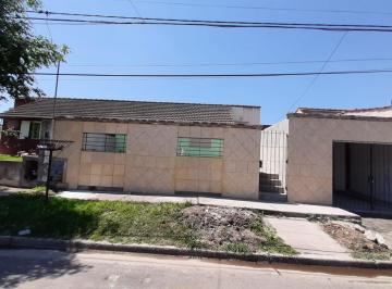 Casa · 80m² · 4 Ambientes · 1 Cochera · Casa en Venta, Campana