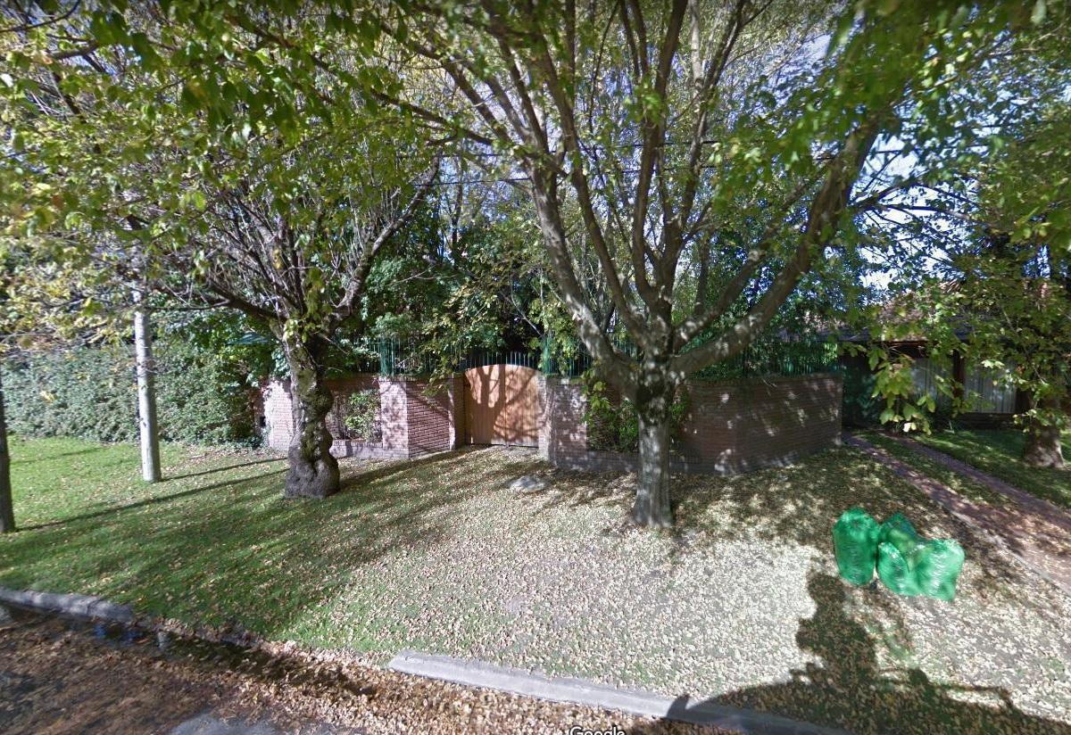 Lote de 15 mts. De frente por 30 mts. De fondo. Sin construcción. Cercano a la Casa del Puente. Zona residencial. Excelente entorno arbolado.