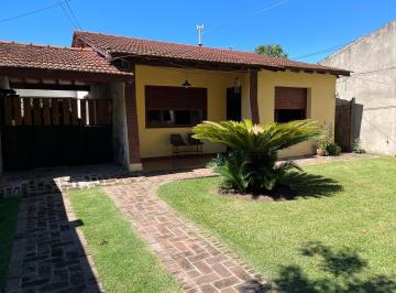 Casa · 598m² · 4 Ambientes · 6 Cocheras · Adrogue - Chalet Desarrollado Sobre Gran Lote de Terreno