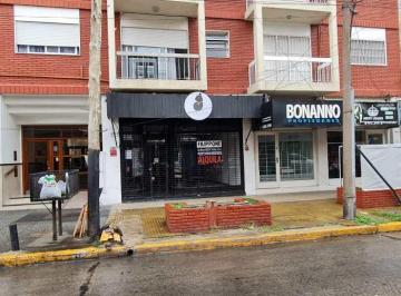 Local comercial , Avellaneda · Hermoso Local en Excelente Estado y Ubicacion a m. de Las Flores.