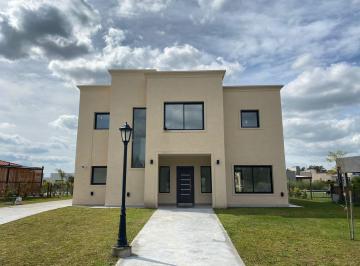 Casa de 4 ambientes, Esteban Echeverría · Hermosa Casa en Canning, Barrio Privado Santa Inés