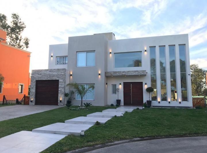 Casa · 300m² · 6 Ambientes · 1 Cochera