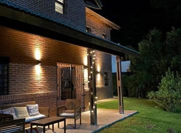 Casa · 230m² · 5 Ambientes · 1 Cochera · Luminosa Casa en Cariló Sobre Divisadero