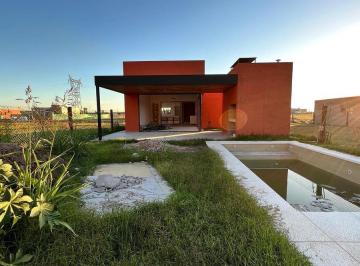 Casa · 88m² · 5 Ambientes · 1 Cochera · Casa - Pueblo Esther
