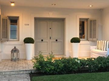 Casa · 320m² · 3 Dormitorios · 1 Cochera · Casa Premium