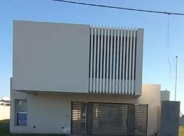 Casa de 6 ambientes, Villa Constitución · Casa Estilo Minimalista