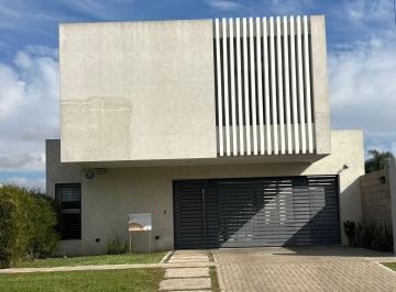 Casa de 6 ambientes, Villa Constitución · Casa Estilo Minimalista