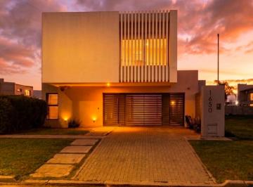 Casa de 6 ambientes, Villa Constitución · Moderna Casa Minimalista con Piscina y Galería Apta Crédito