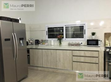 Casa · 130m² · 3 Ambientes · 1 Cochera · Casa - Villa Elisa