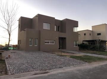 Casa · 295m² · 5 Ambientes · 2 Cocheras · Casa en Venta Ubicado en San Rafael, Villanueva, Tigre